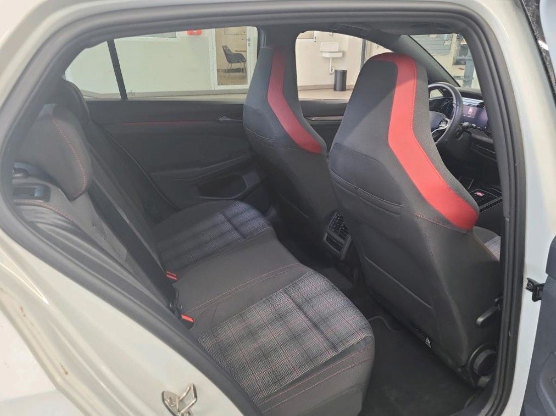 Volkswagen Golf 2024 г. Белый, пробег 24299 км