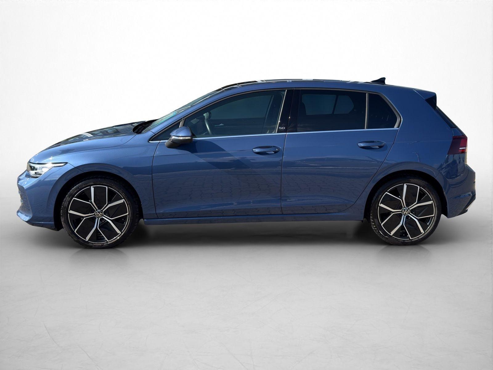 Volkswagen Golf 2024 г. Синий, пробег 22000 км