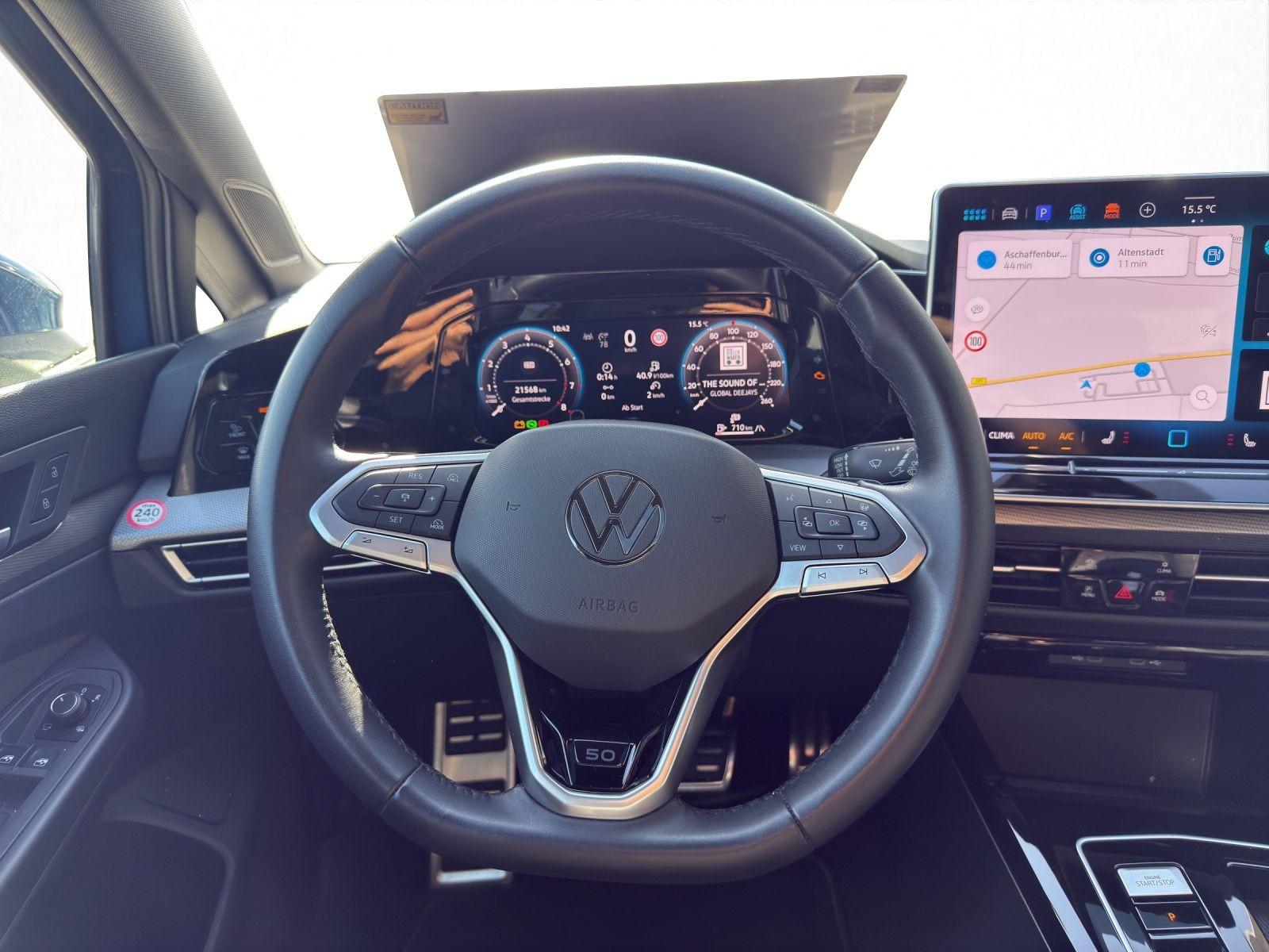 Volkswagen Golf 2024 г. Синий, пробег 22000 км
