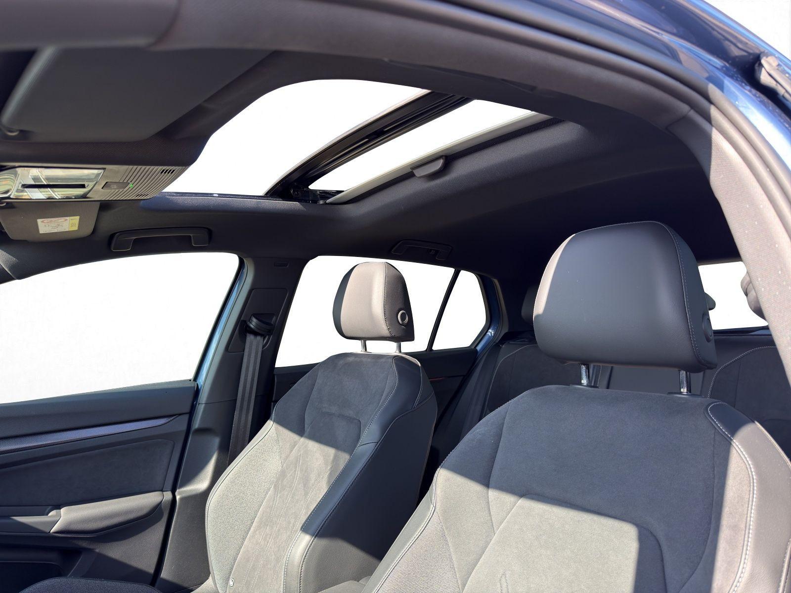 Volkswagen Golf 2024 г. Синий, пробег 22000 км