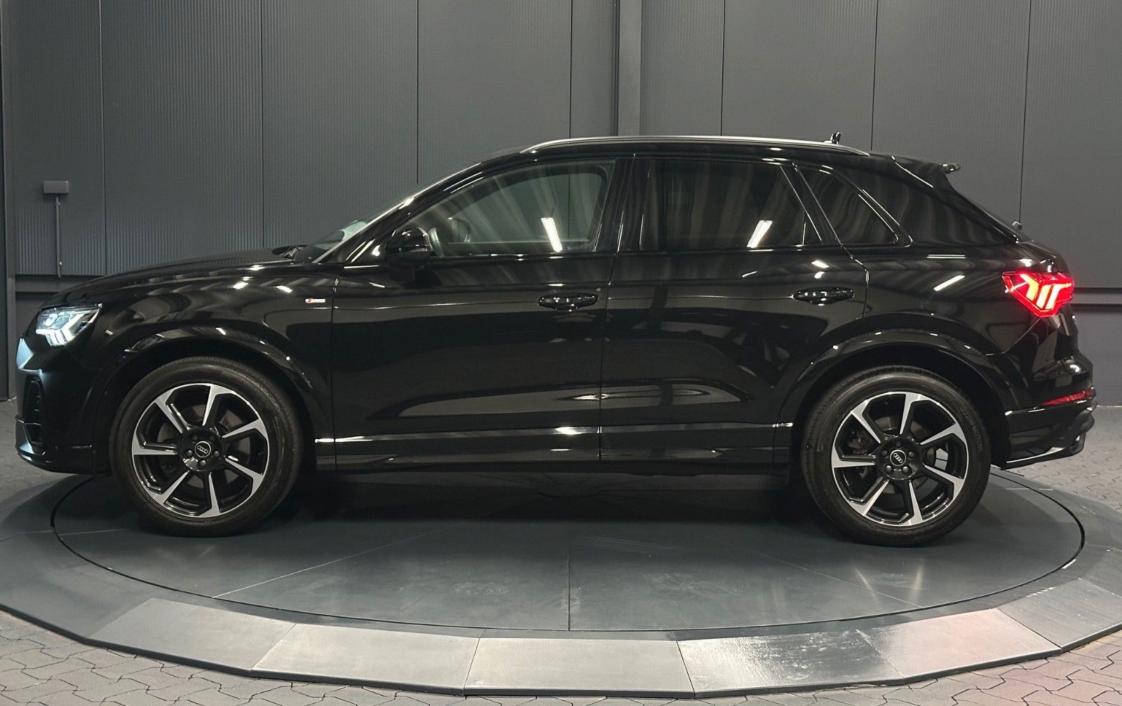 Audi Q3 2022 г. Чёрный, пробег 51000 км