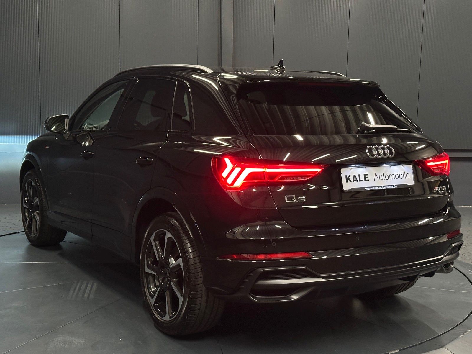 Audi Q3 2022 г. Чёрный, пробег 51000 км