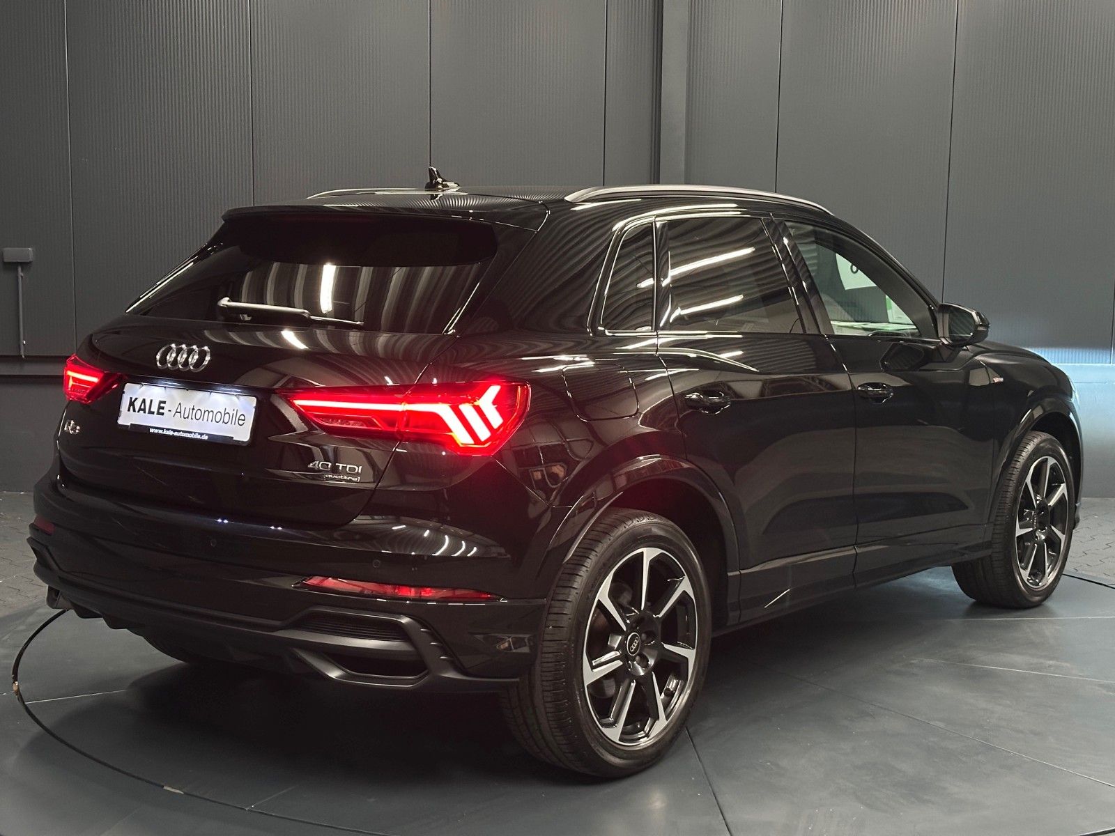 Audi Q3 2022 г. Чёрный, пробег 51000 км