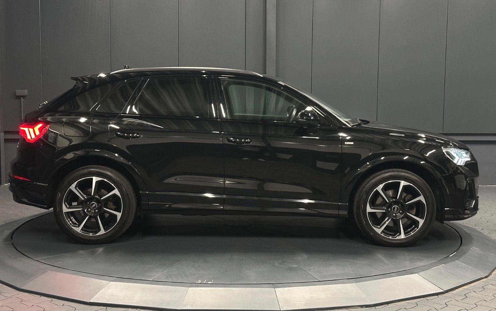 Audi Q3 2022 г. Чёрный, пробег 51000 км