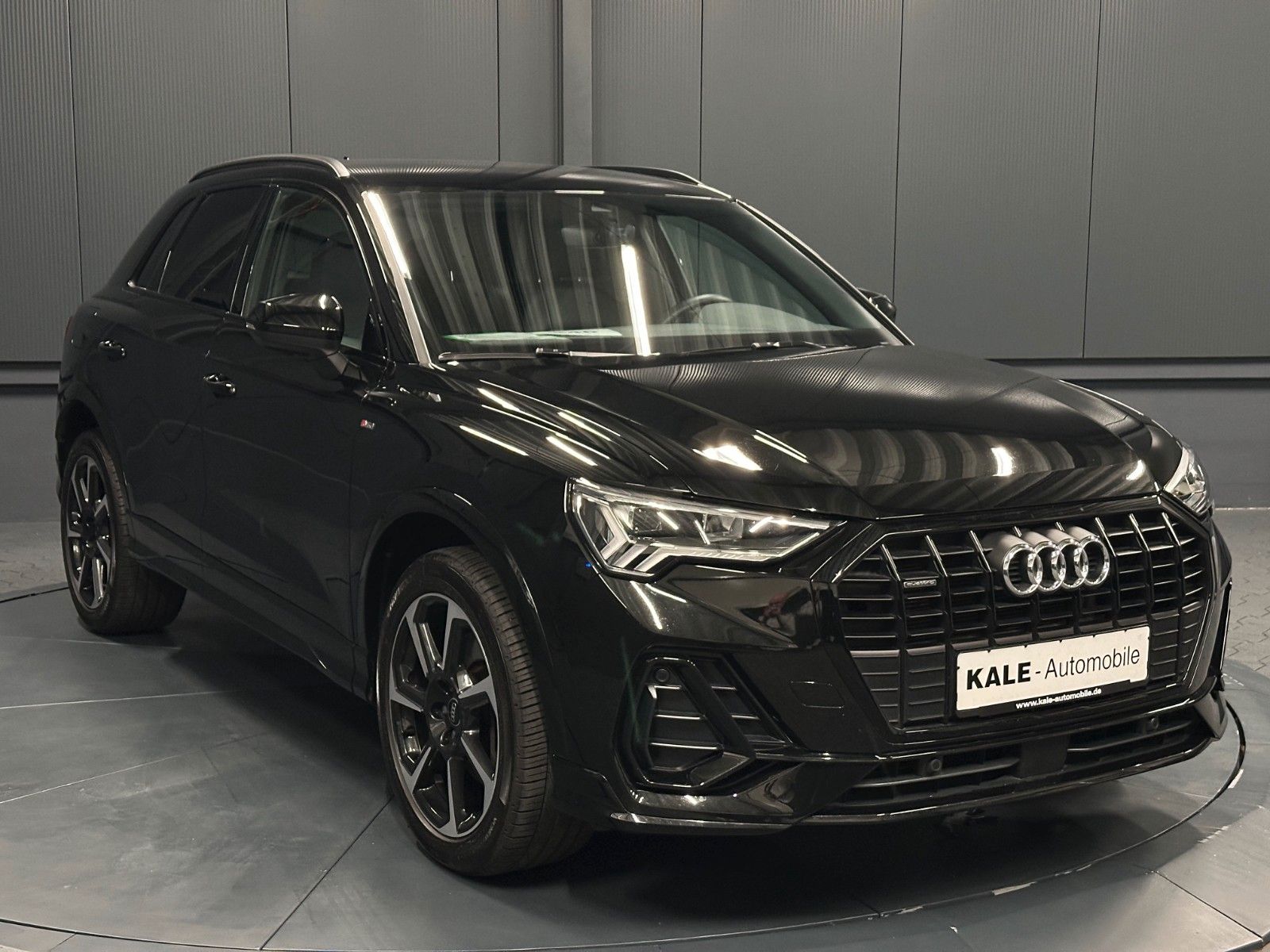 Audi Q3 2022 г. Чёрный, пробег 51000 км