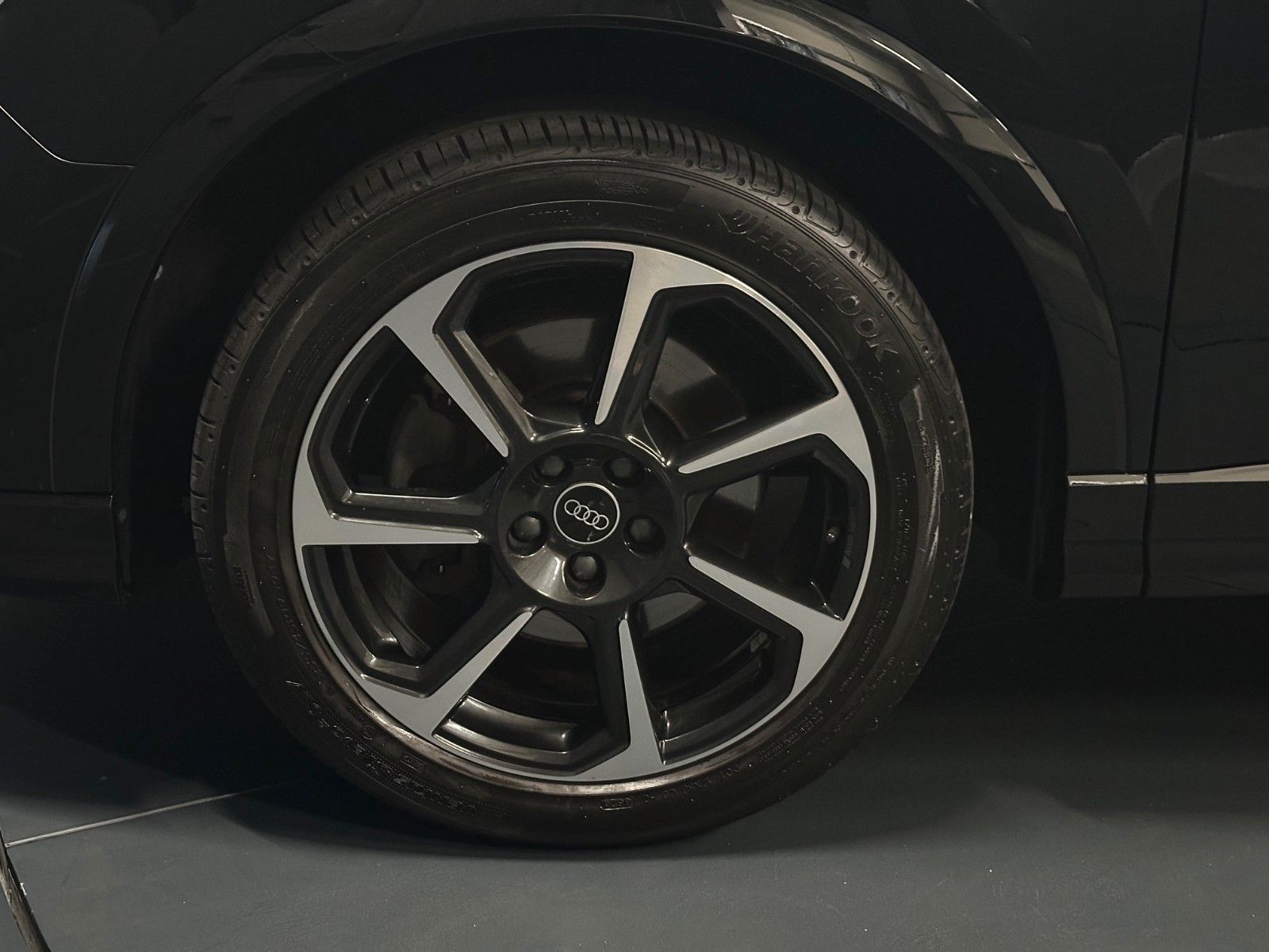 Audi Q3 2022 г. Чёрный, пробег 51000 км