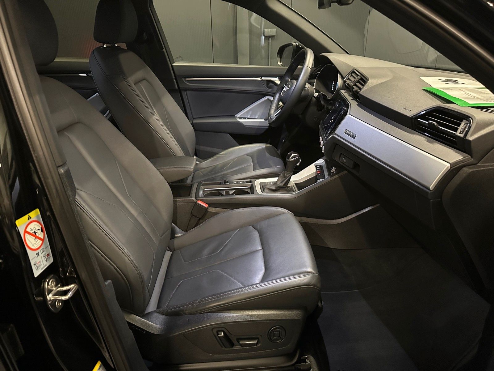 Audi Q3 2022 г. Чёрный, пробег 51000 км