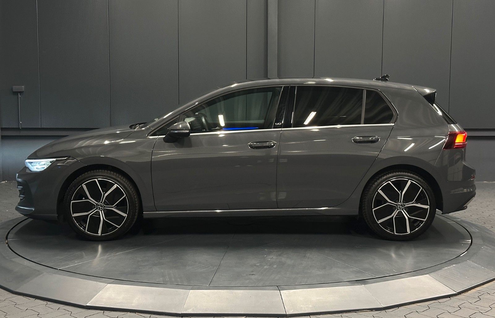 Volkswagen Golf 2024 г. Серый, пробег 16000 км