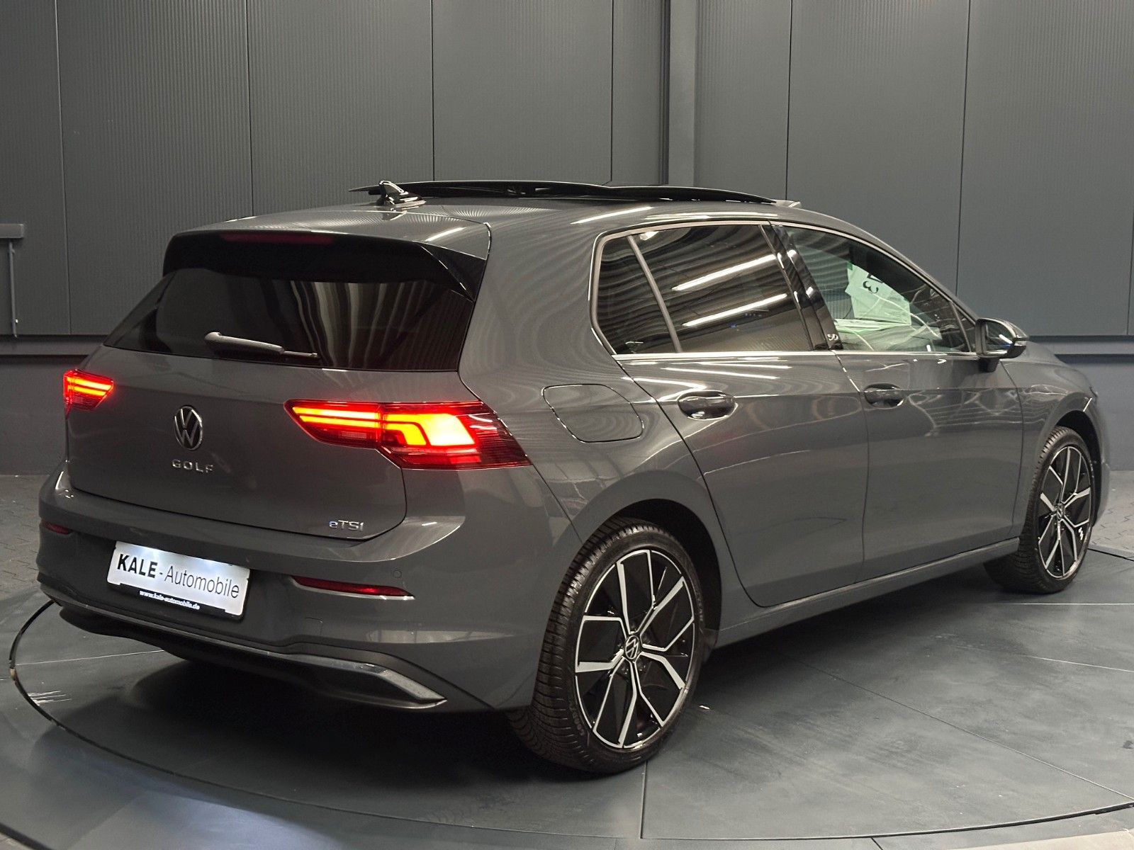 Volkswagen Golf 2024 г. Серый, пробег 16000 км