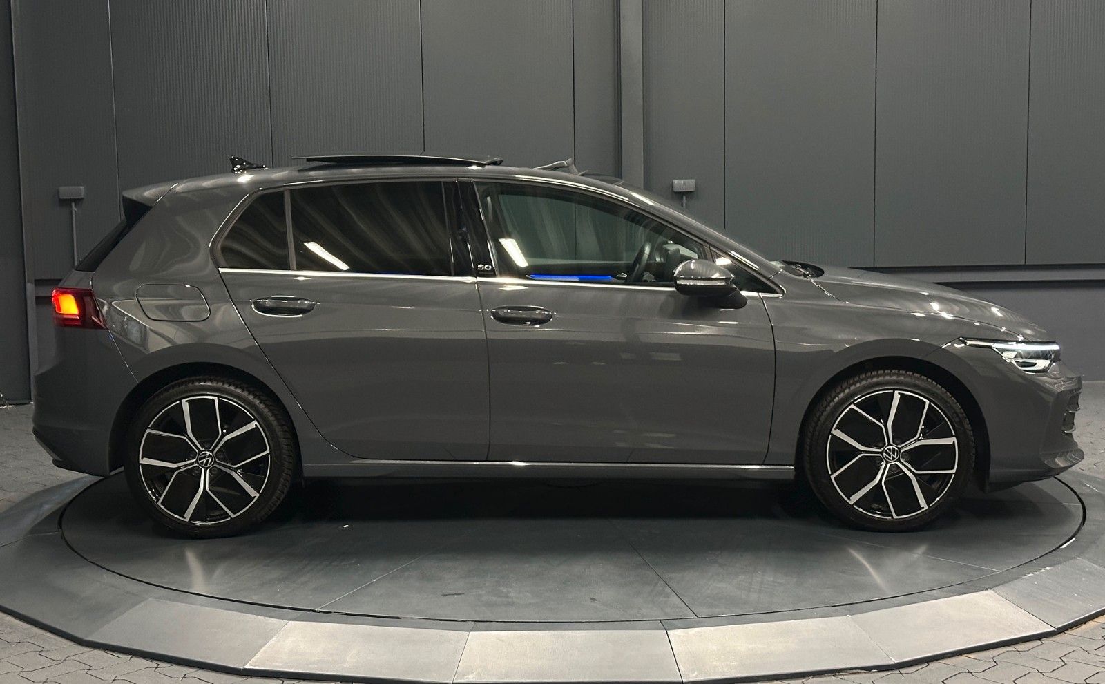 Volkswagen Golf 2024 г. Серый, пробег 16000 км