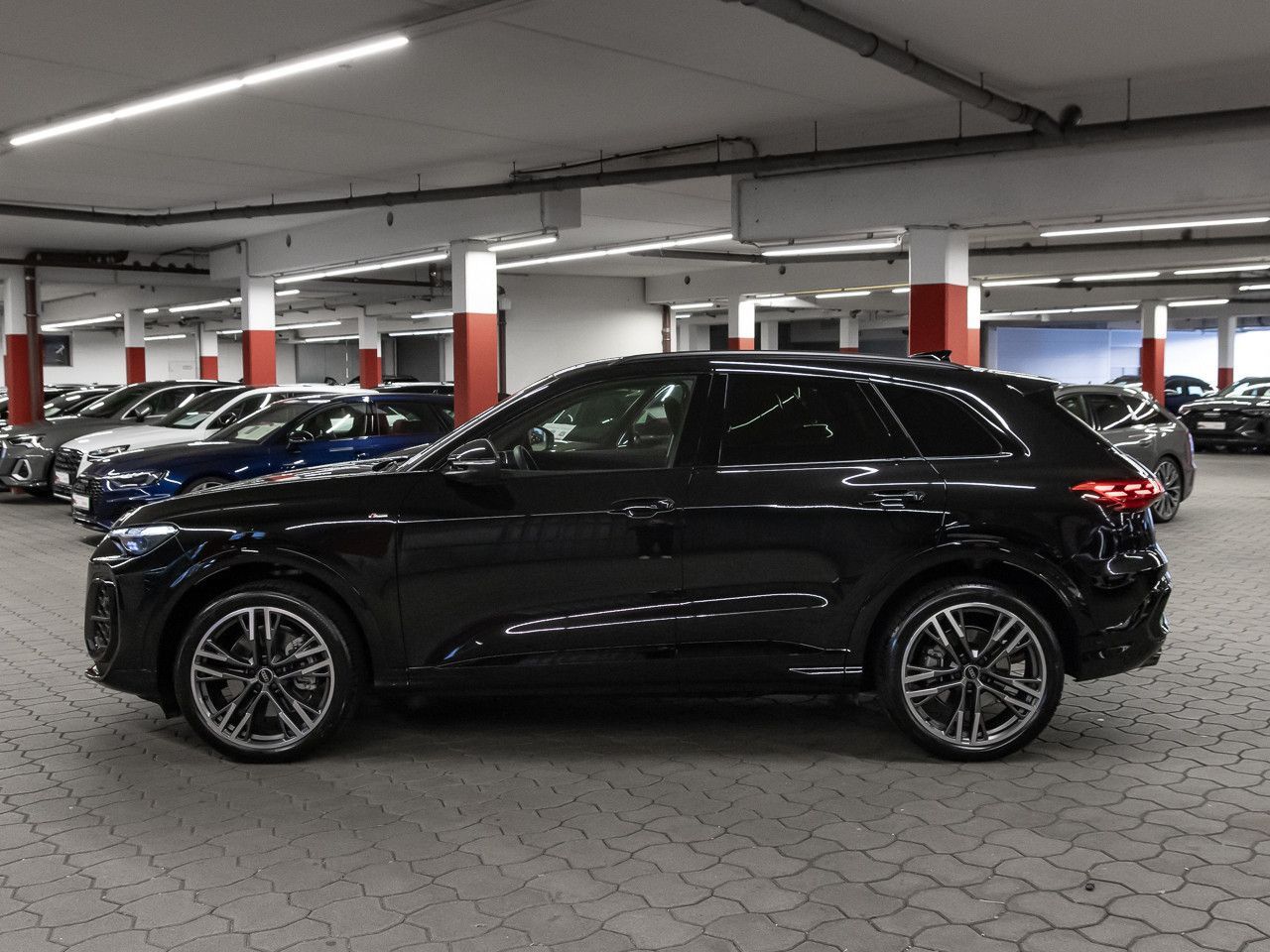 Audi Q5 2026 г. Чёрный, пробег 6567 км