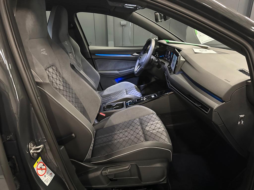 Volkswagen Golf 2023 г. Серый, пробег 26000 км