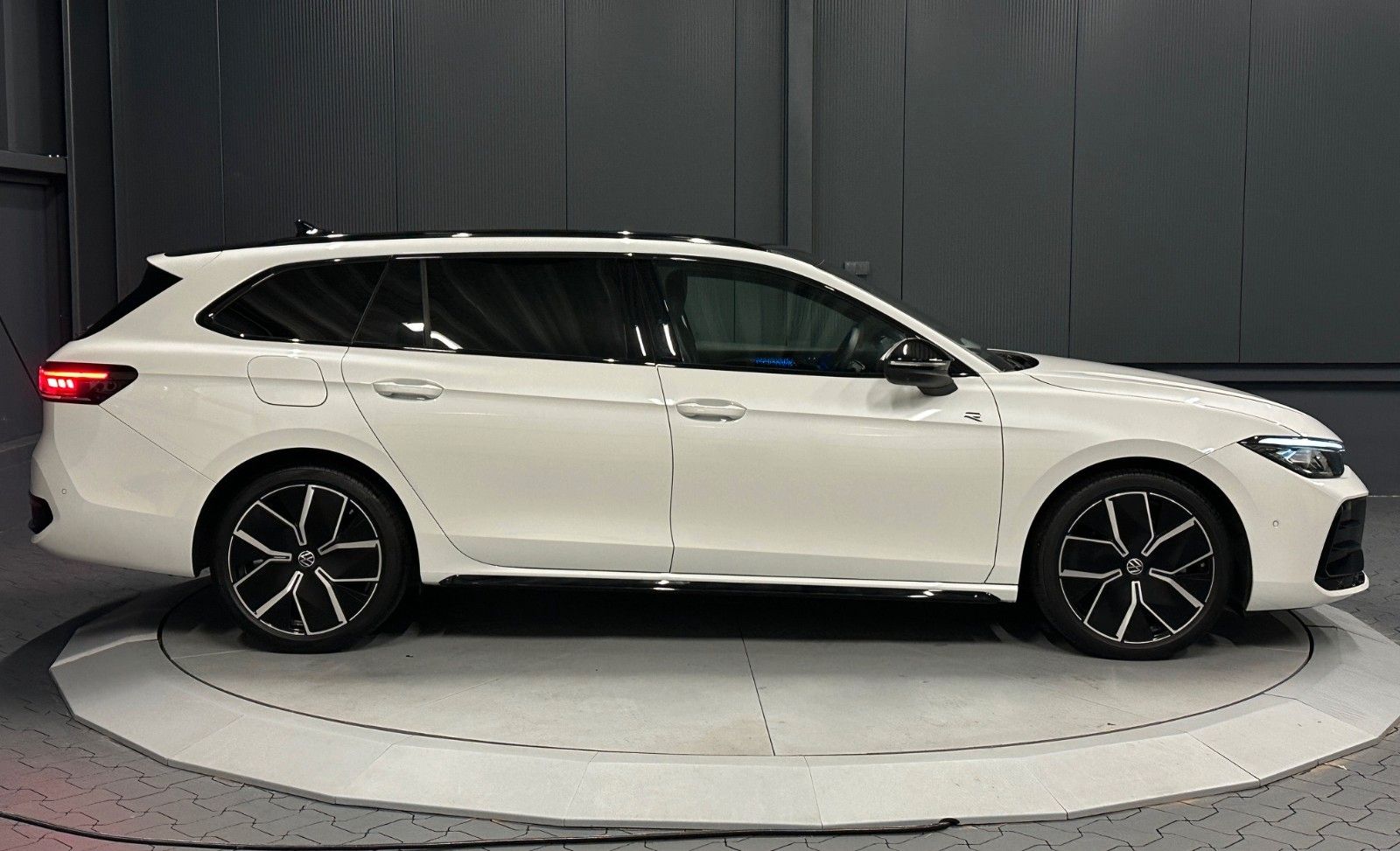 Volkswagen PASSAT VARIANT 2025 г. Белый, пробег 40000 км