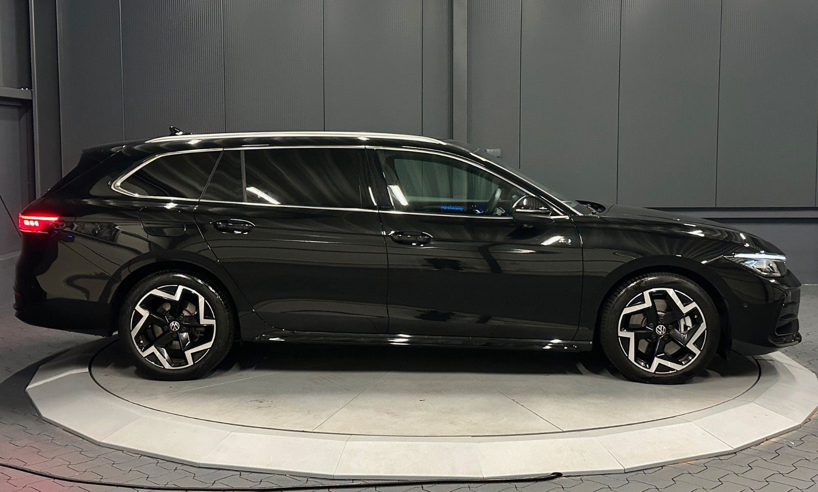 Volkswagen PASSAT VARIANT 2025 г. Чёрный, пробег 14000 км