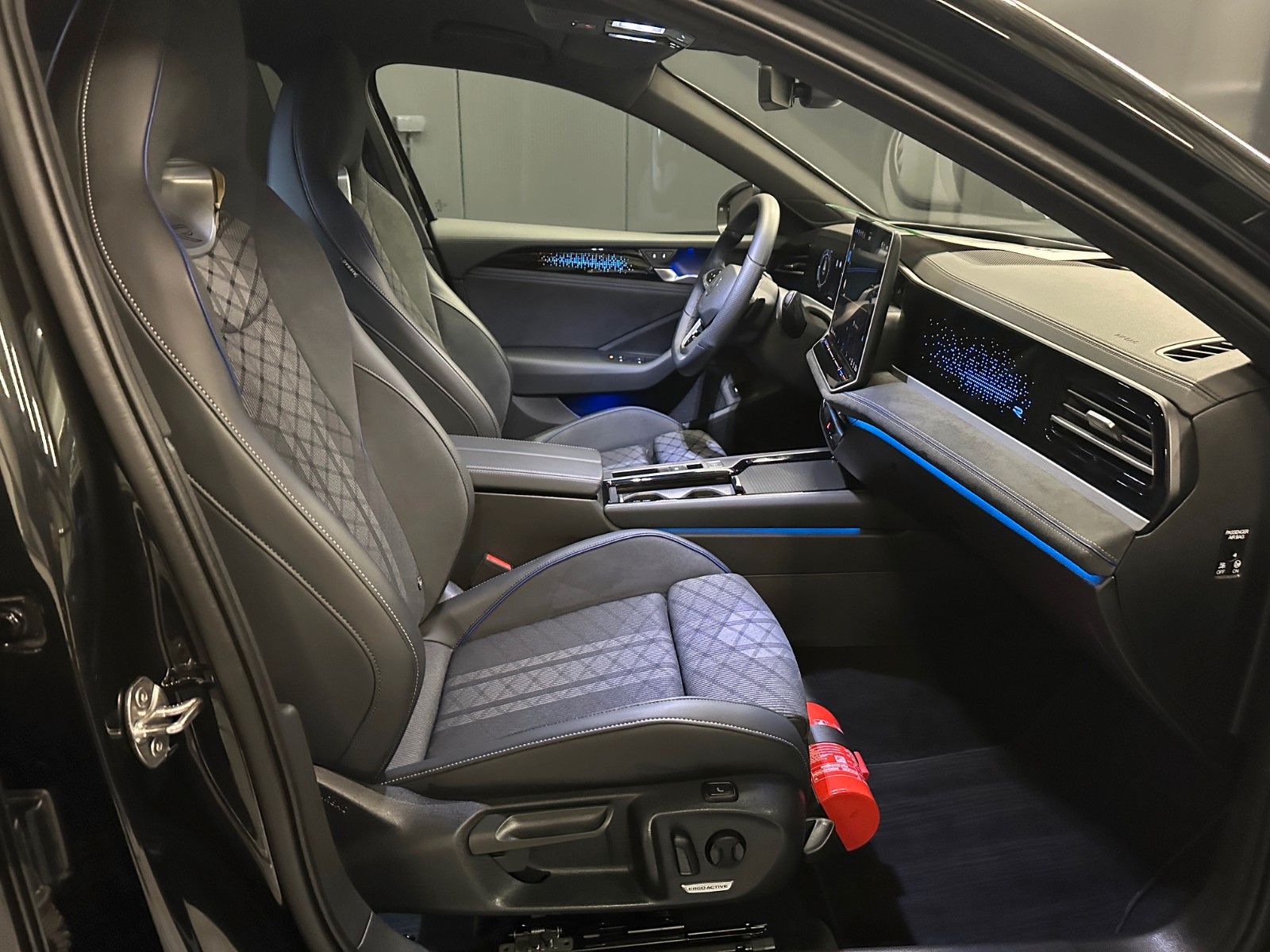 Volkswagen PASSAT VARIANT 2025 г. Чёрный, пробег 14000 км