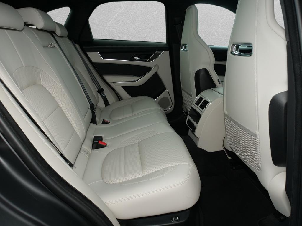 Jaguar F-Pace 2023 г. Серый, пробег 48700 км