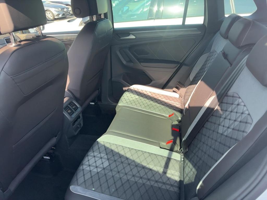 Volkswagen Tiguan 2024 г. Серебристый, пробег 16342 км