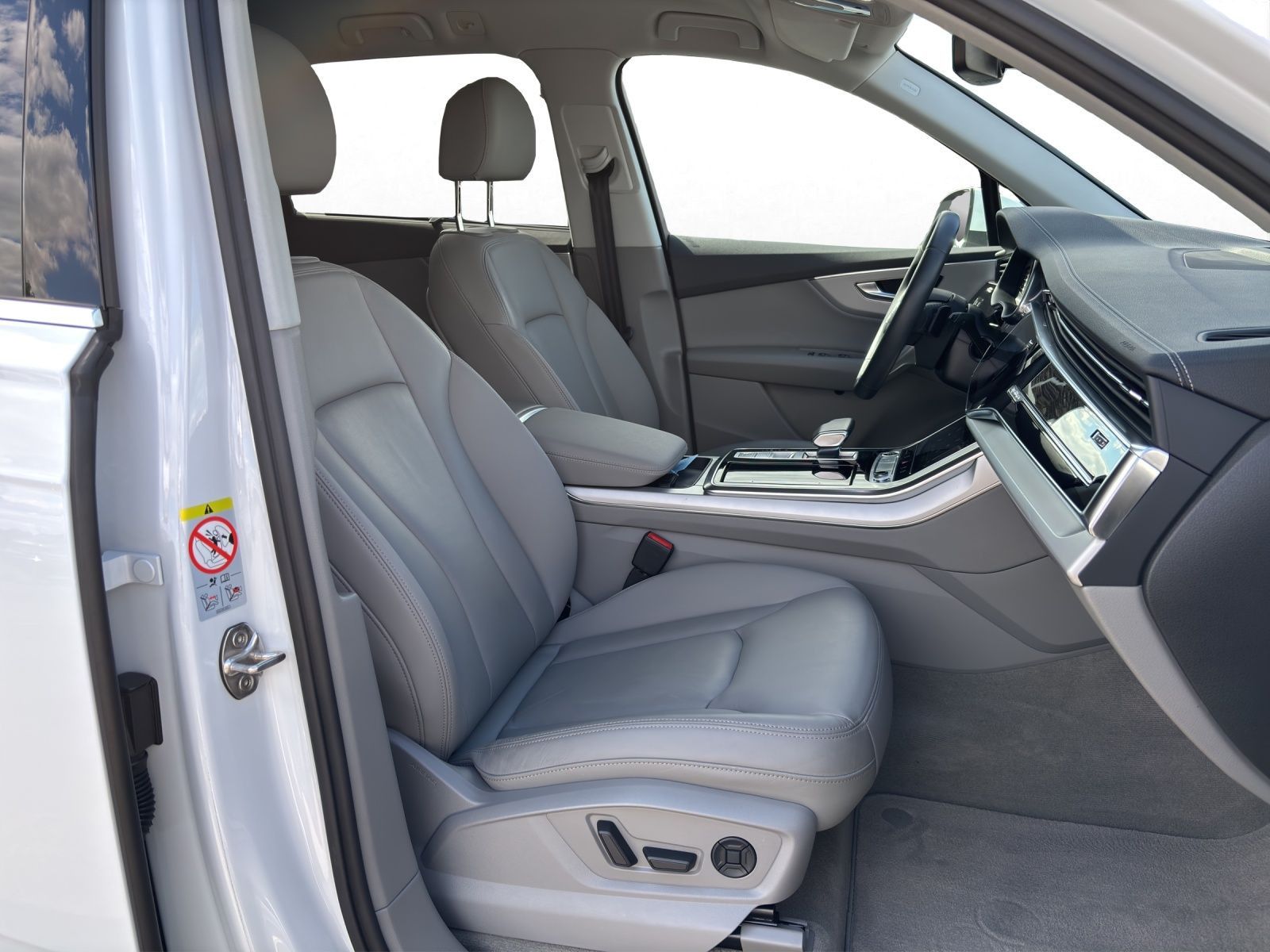 Audi Q7 2023 г. Белый, пробег 52350 км