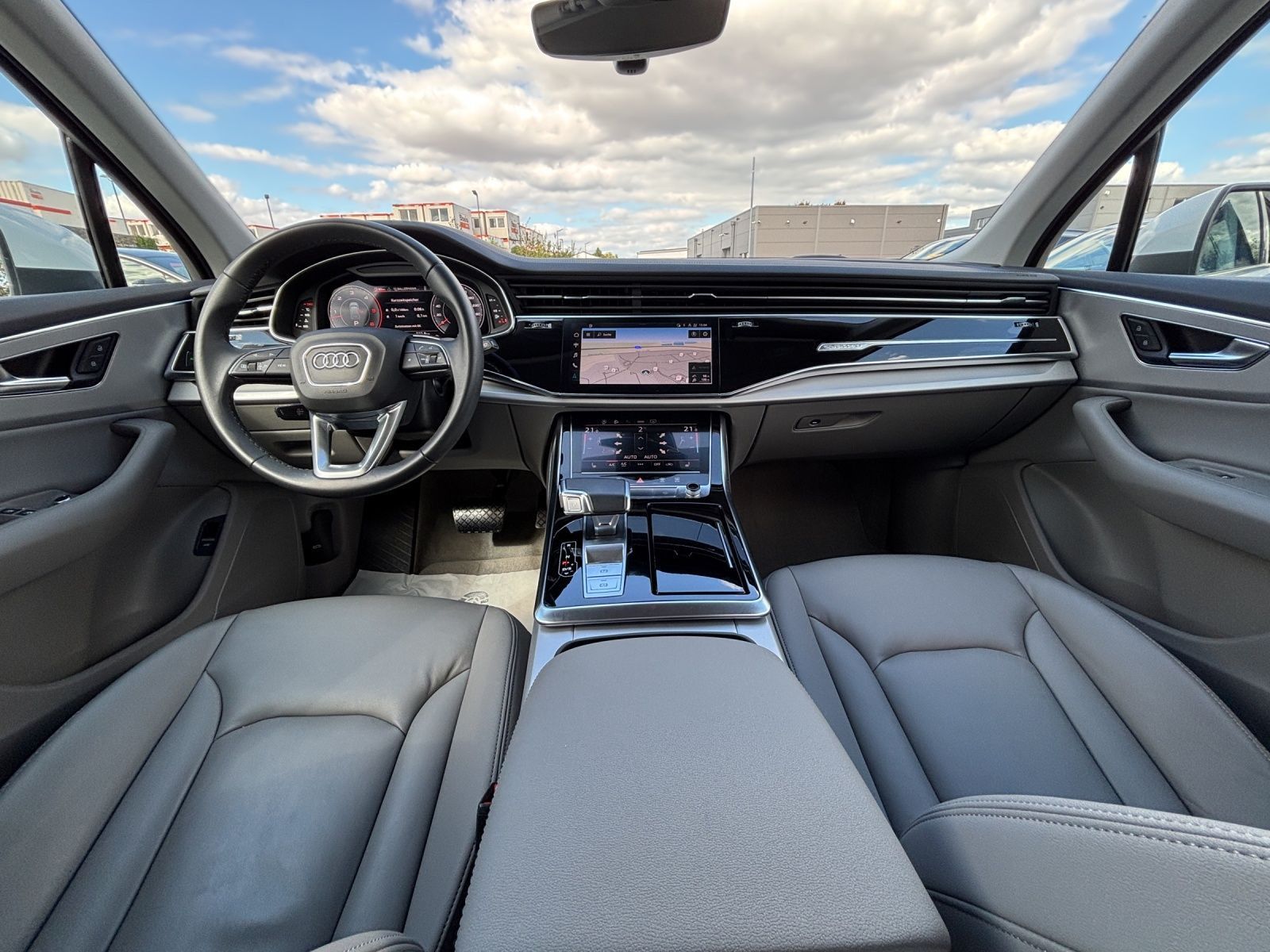 Audi Q7 2023 г. Белый, пробег 52350 км