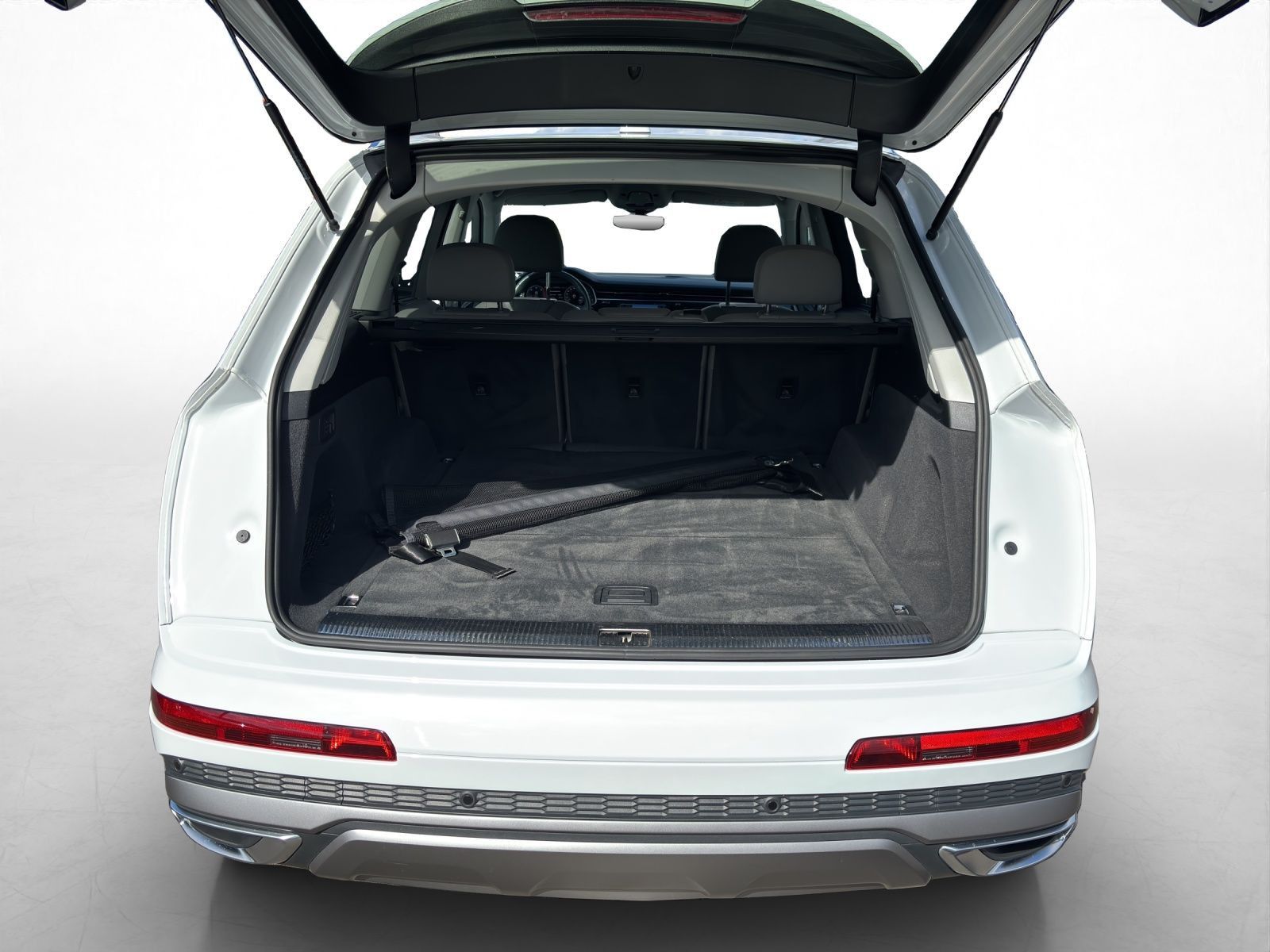 Audi Q7 2023 г. Белый, пробег 52350 км