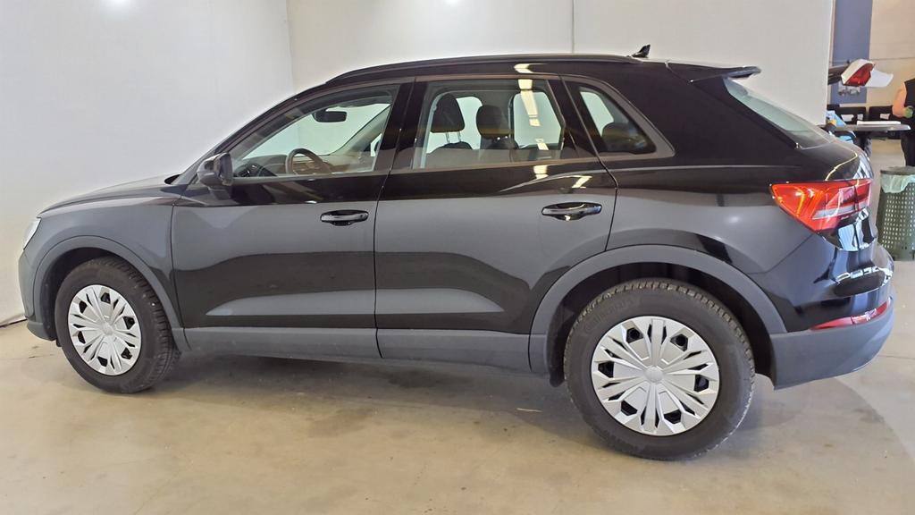Audi Q3 2023 г. Чёрный, пробег 37700 км