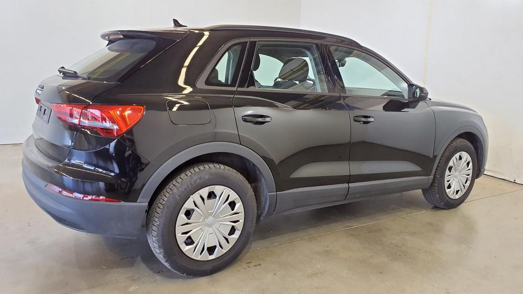 Audi Q3 2023 г. Чёрный, пробег 37700 км