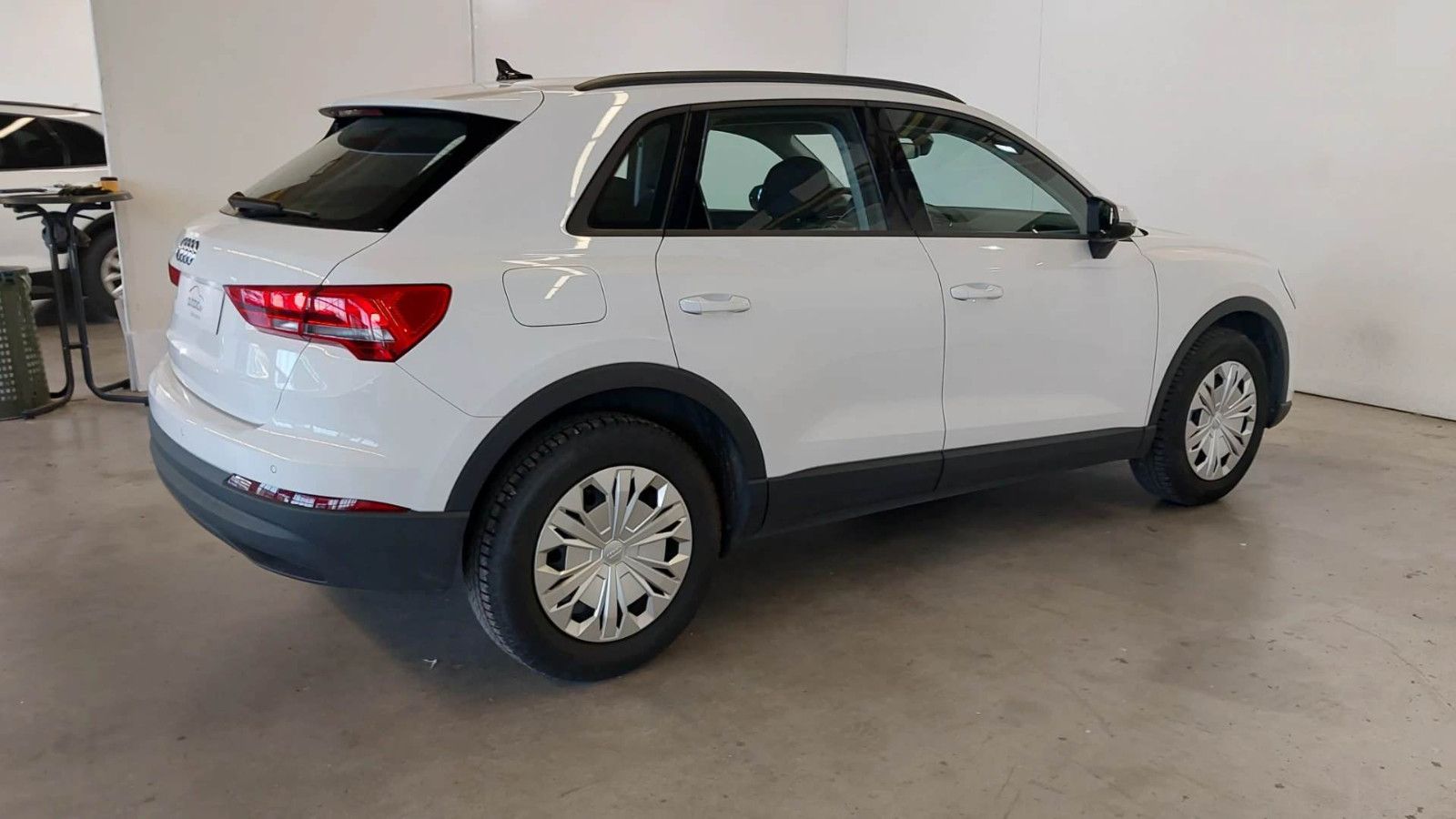 Audi Q3 2023 г. Белый, пробег 43400 км