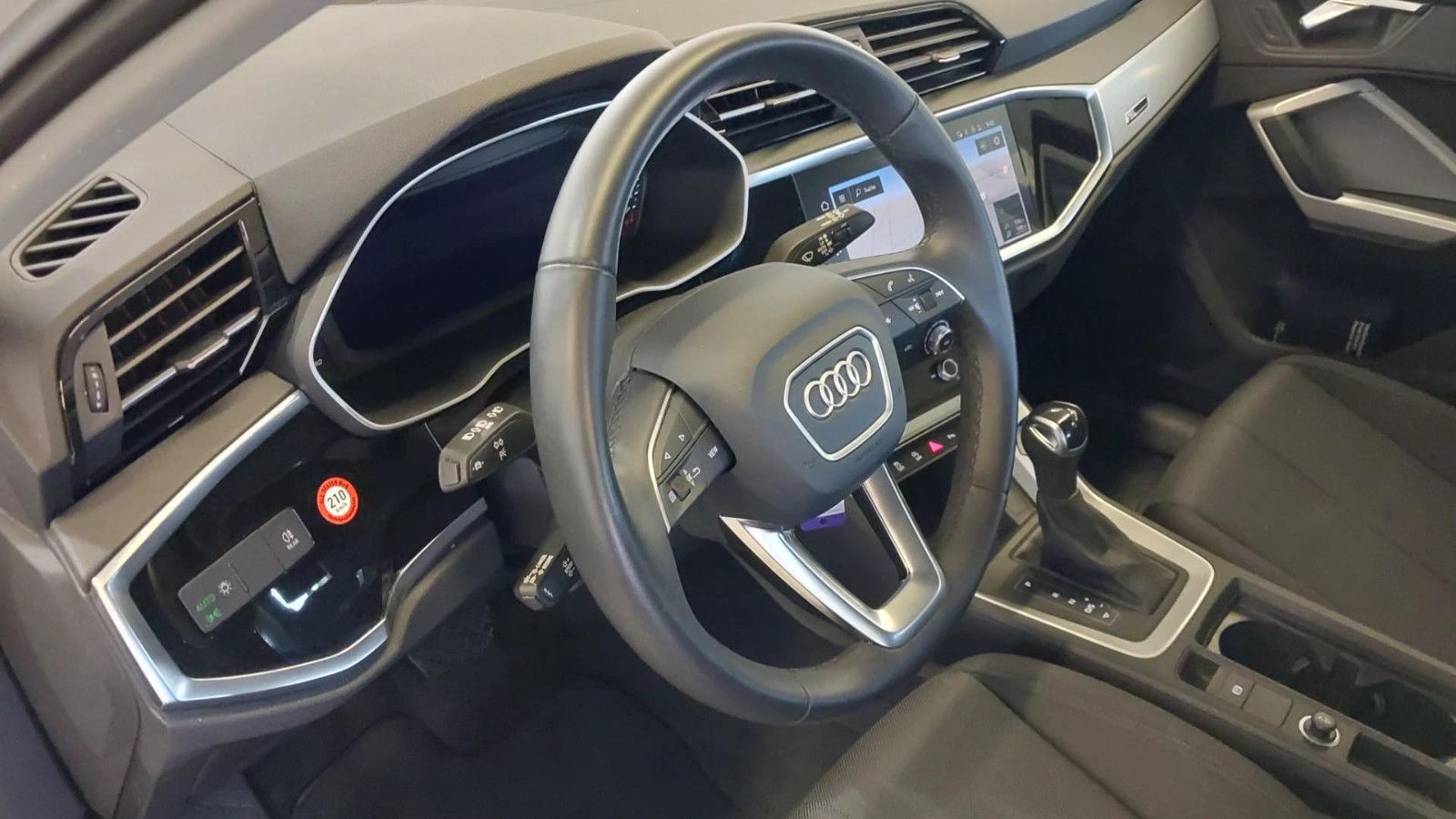 Audi Q3 2023 г. Белый, пробег 43400 км
