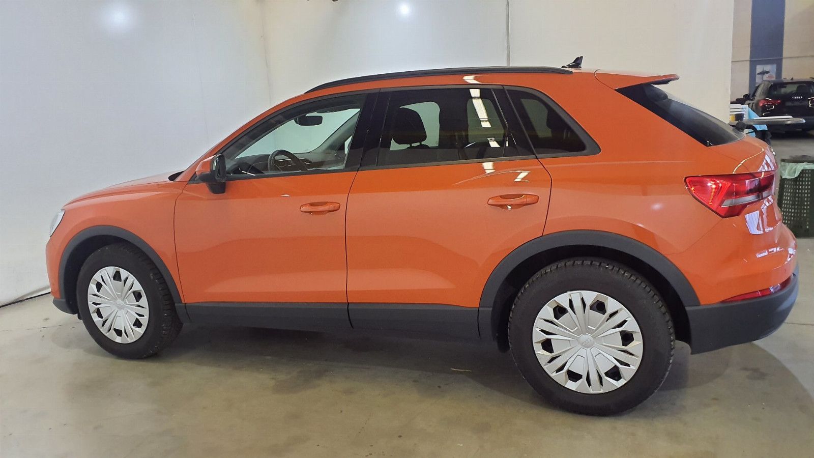 Audi Q3 2023 г. Оранжевый, пробег 52700 км
