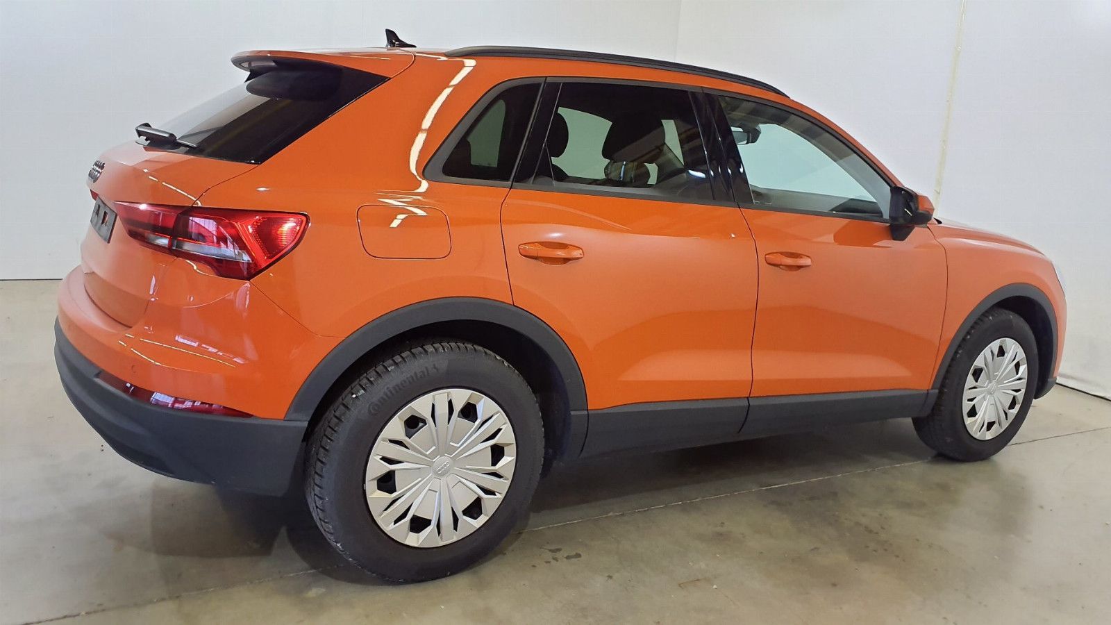 Audi Q3 2023 г. Оранжевый, пробег 52700 км
