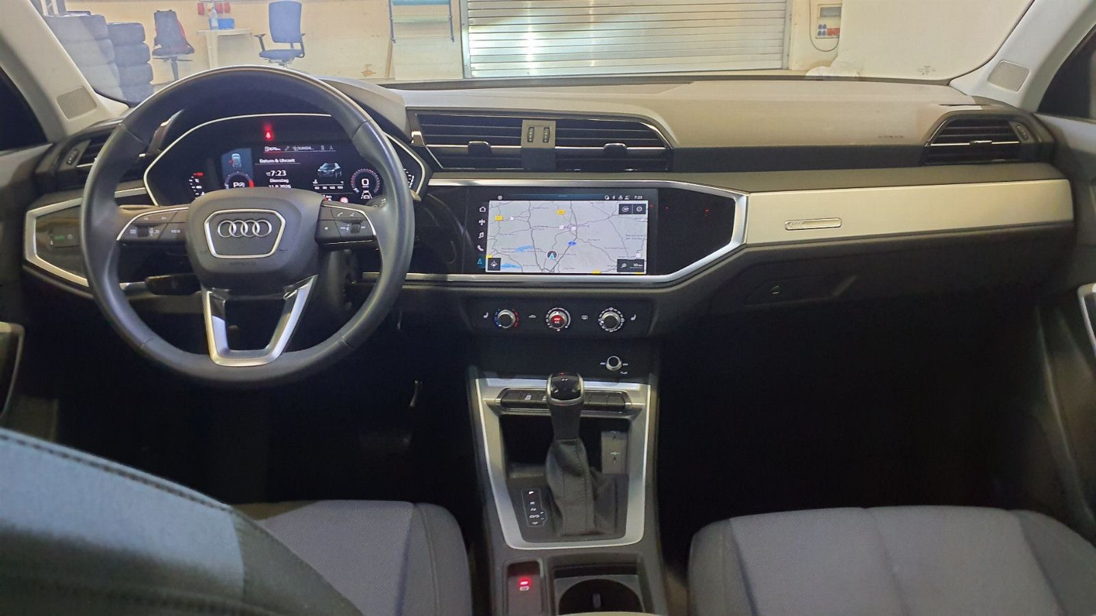 Audi Q3 2023 г. Оранжевый, пробег 52700 км