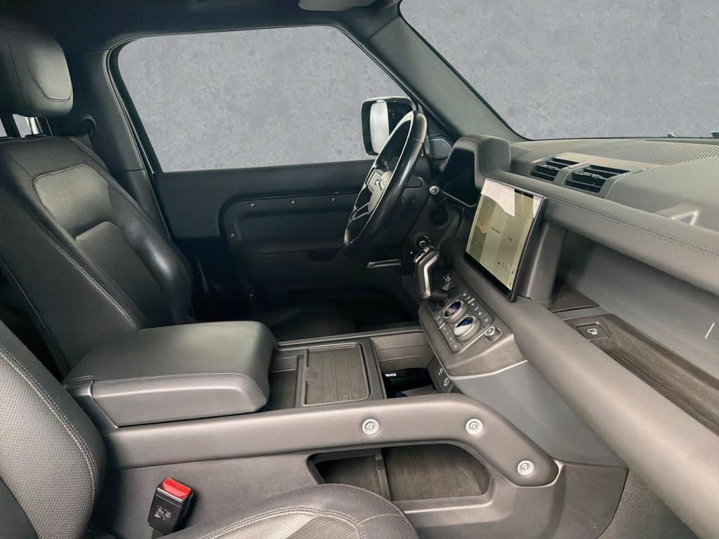 Land Rover Defender 2023 г. Чёрный, пробег 52000 км