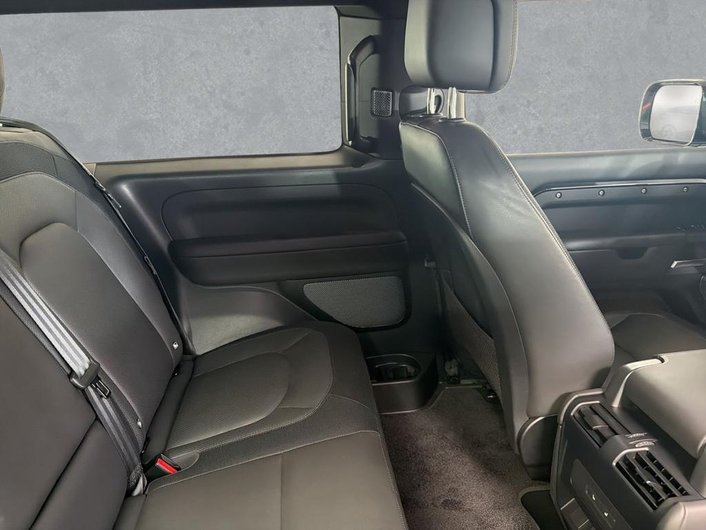 Land Rover Defender 2023 г. Чёрный, пробег 52000 км