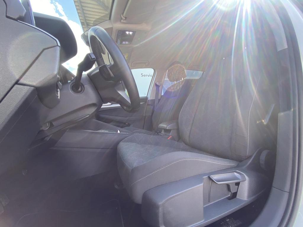 Volkswagen Golf 2023 г. Белый, пробег 47172 км
