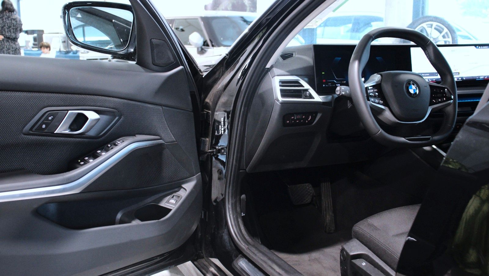 BMW 318 2025 г. Чёрный, пробег 37880 км