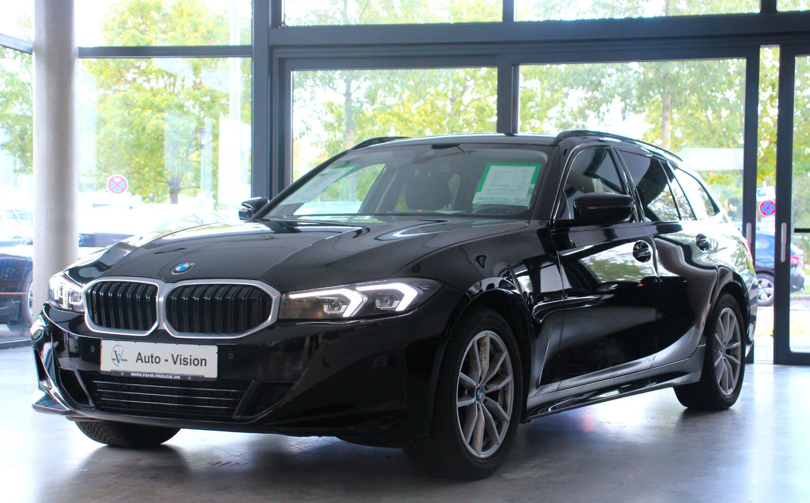 BMW 318 2025 г. Чёрный, пробег 37880 км