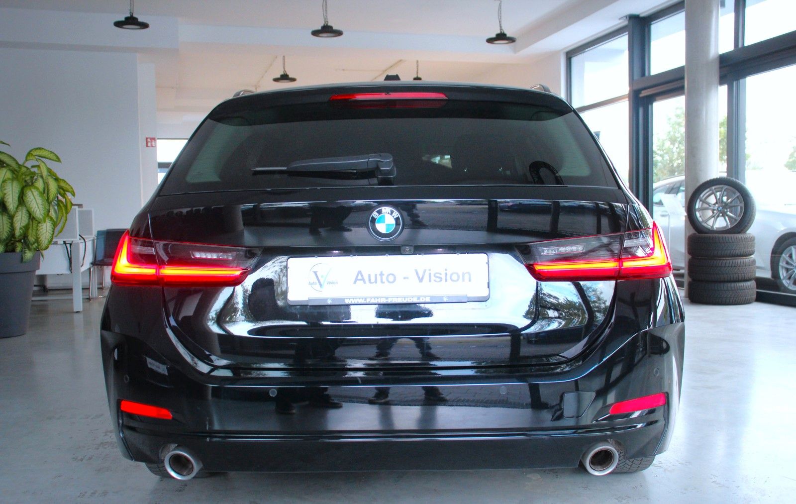 BMW 318 2025 г. Чёрный, пробег 37880 км