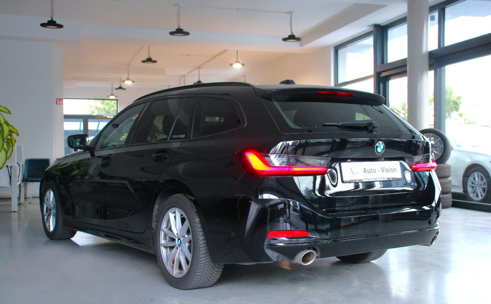 BMW 318 2025 г. Чёрный, пробег 37880 км