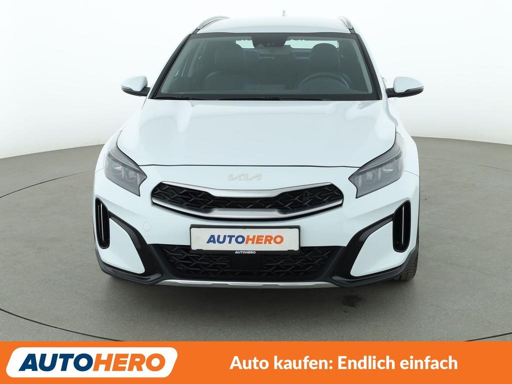 Kia XCeed 2023 г. Белый, пробег 35071 км