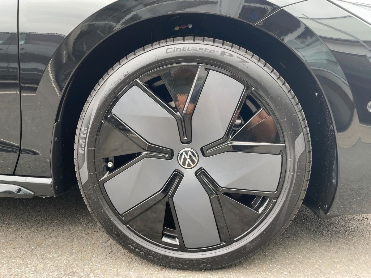 Volkswagen Passat 2026 г. Чёрный, пробег 11000 км