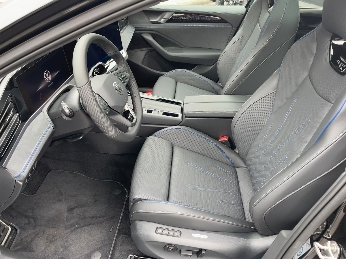 Volkswagen Passat 2026 г. Чёрный, пробег 11000 км