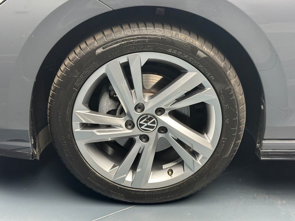 Volkswagen Golf 2024 г. Серый, пробег 7000 км