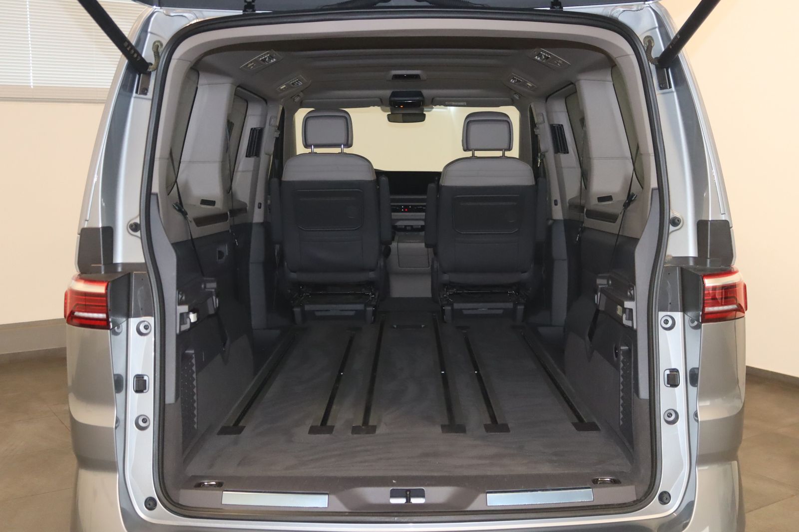 Volkswagen T7 MULTIVAN 2024 г. Серебристый, пробег 22100 км