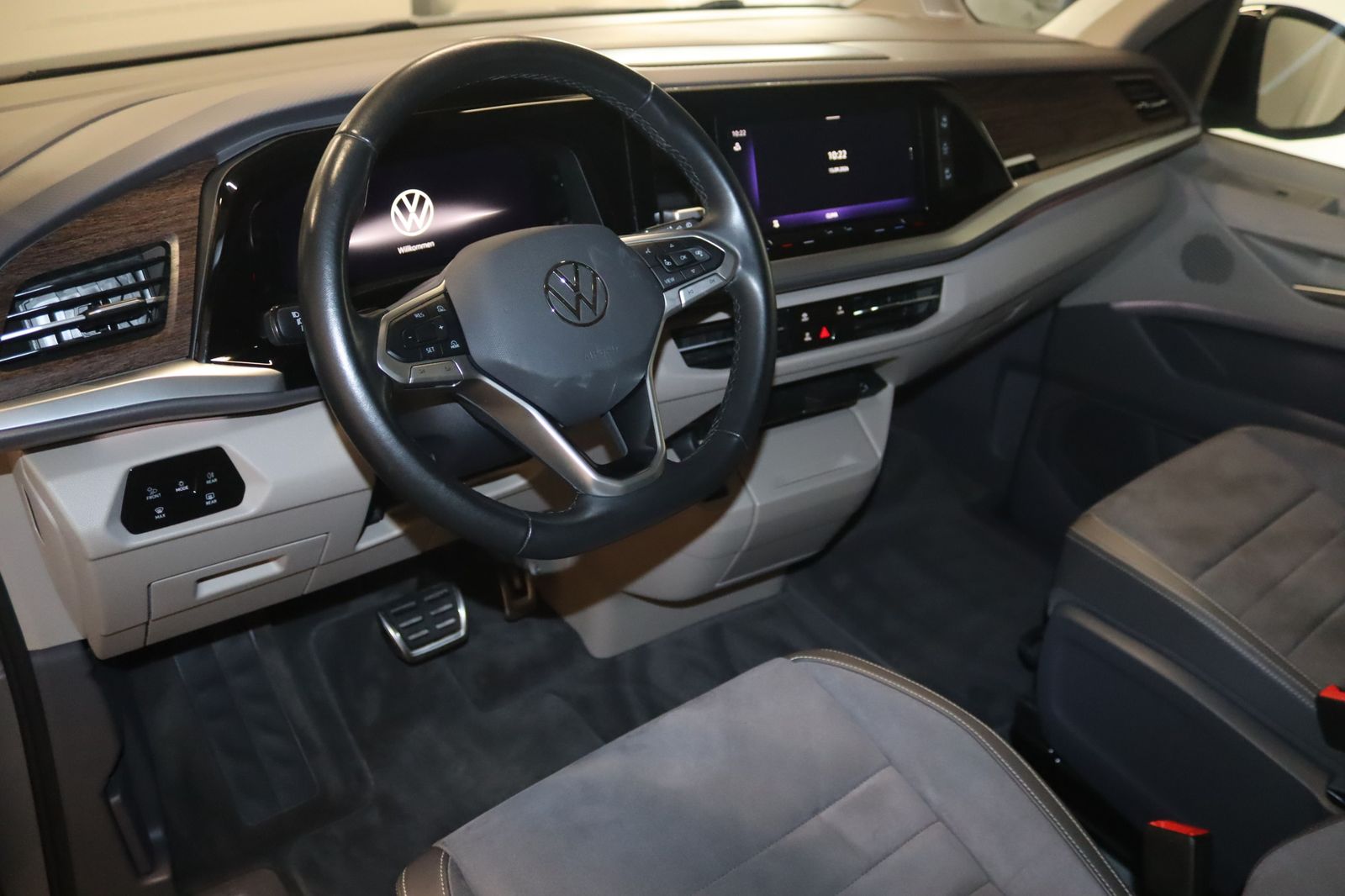 Volkswagen T7 MULTIVAN 2024 г. Серебристый, пробег 22100 км