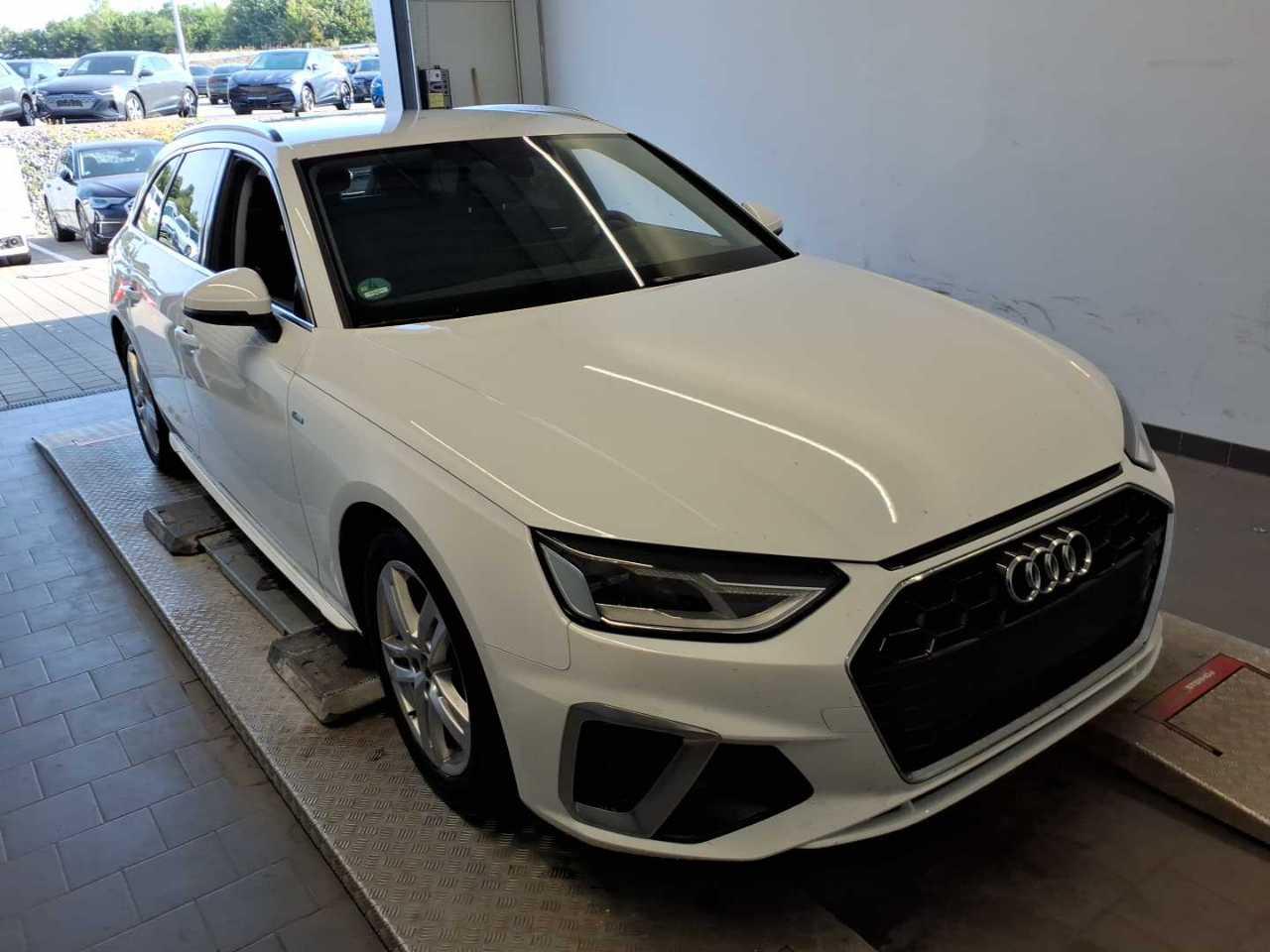 Audi A4 2023 г. Белый, пробег 39400 км