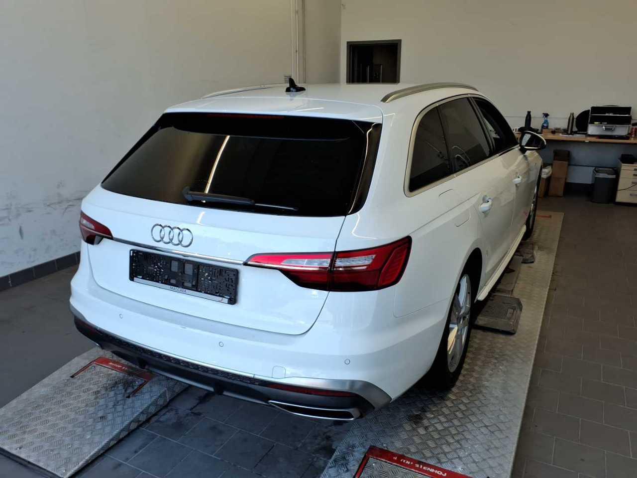 Audi A4 2023 г. Белый, пробег 39400 км