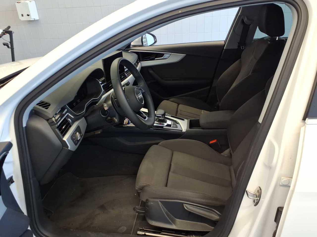 Audi A4 2023 г. Белый, пробег 39400 км