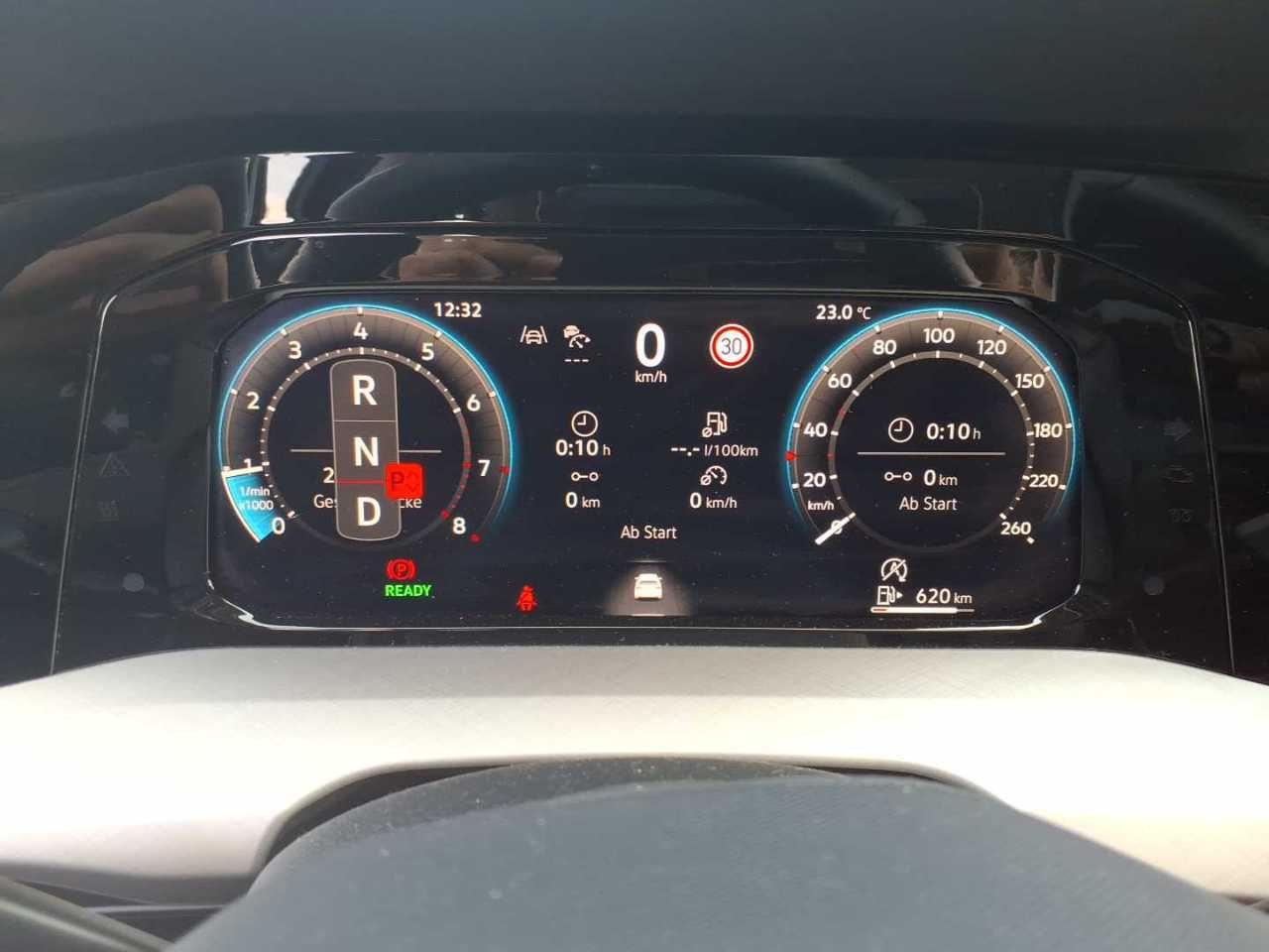 Volkswagen Golf 2024 г. Серый, пробег 25500 км