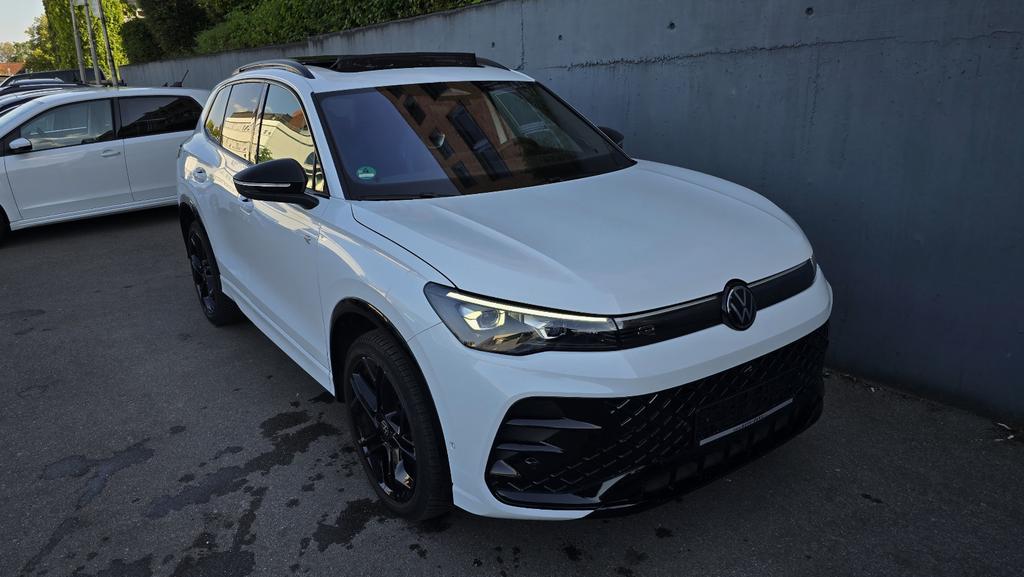 Volkswagen Tiguan 2024 г. Белый, пробег 39926 км
