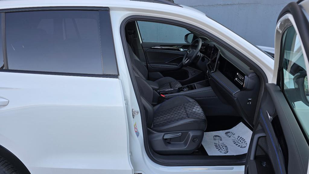 Volkswagen Tiguan 2024 г. Белый, пробег 39926 км